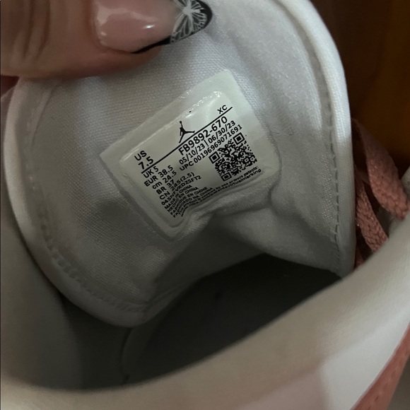 SALE! NWT Jordan 1 Pink and White High-Top Sneakers With Box & Crease Protectors - Picture 3 of 6